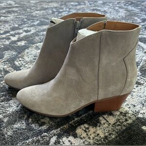 Nine West Ankle boots. New. Gray.